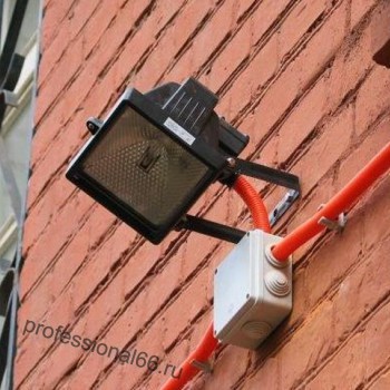 Установка уличного светильнка на фасад здания - Профессионал66 - Сантехнические и электромонтажные работы